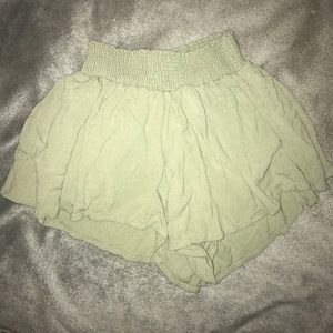 Light green flowy / ruffle shorts